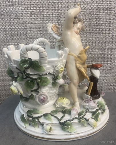 ФАРФОРОВАЯ СТАТУЭТКА АМУР, КУЮЩИЙ СЕРДЦЕ, SITZENDORF, ГЕРМАНИЯ, КОН.19 В 18 х 18 см