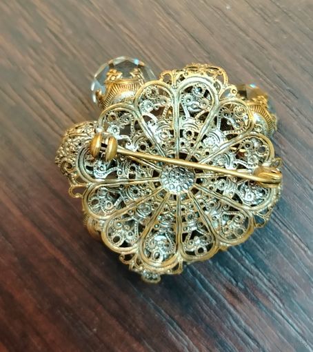 Винтажная чешская брошка с вставками из горного хрусталя и горного камешка , красивая яркая с минимальными патерямя камешков