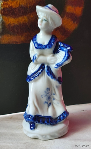 Девушка с арфой. Фарфор. Женщина в платье и шляпке. Статуэтка. Высота 14 см