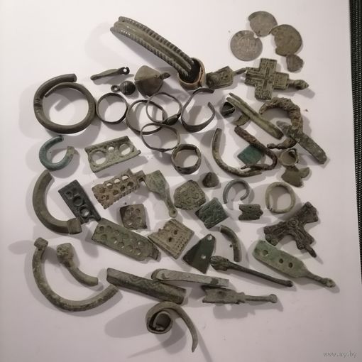 Разные старые предметы.