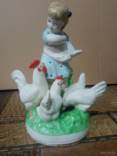 Статуэтка Дети кормят кур