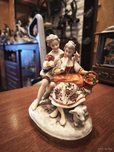 Очень красивая сюжетная фарфоровая статуэтка дамы и кавалер, старая Германия клеймо
