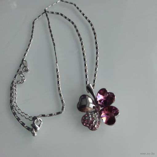 Медальон  на цепочке " Волшебный цветок" Покрытие серебро . Сочетание сиреневых и белых фианитов и камушков.2,5х2 см. ,44 см.
