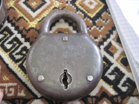 Старый советский навесной замок.