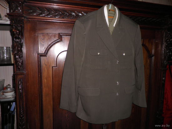 Для реконструкций событий ВОВ и к Дню Победы!Китель и две рубашки офицерские.(лот 04).Как новое!С рубля.