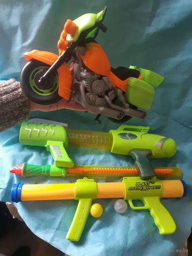 Игрушки бластеры и большой мотоцикл. Цена за всё.