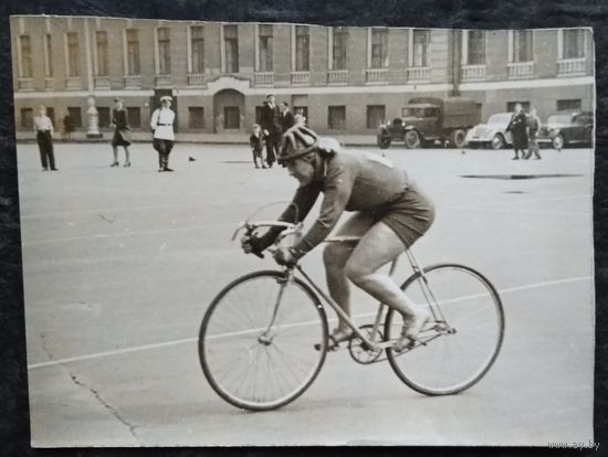 Фото велосипедистки спортобщества "Динамо" . Ленинград. 1950-е?  9х11.5 см.
