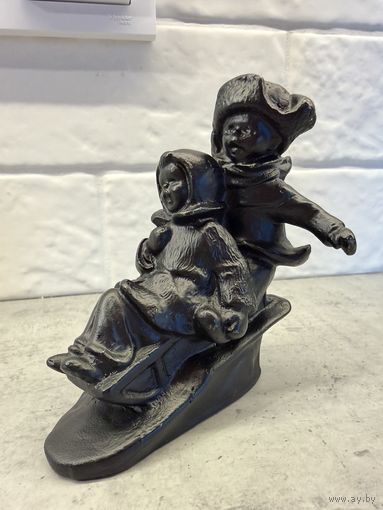 Статуэтка Дети на санках. Касли.  Распродажа коллекции!!!