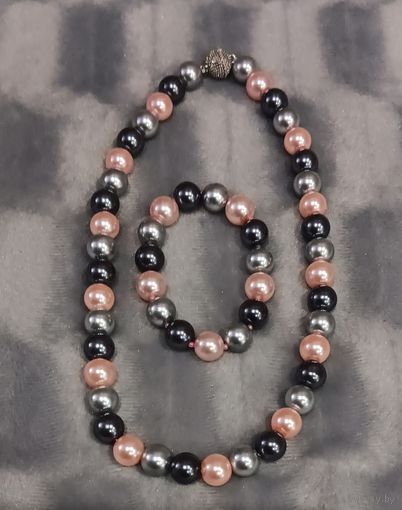 Новый комплект бижутерии: бусы 47 см и браслет (на резинке). Перламутр.