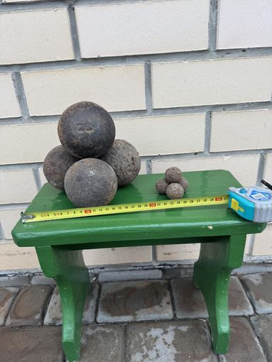 4 пушечных ядра по 1812 году (на одном клеймо GL )+ 4 ядра мушкетных одним лотом (найдены возле Поддубно ).