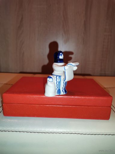 Фарфоровая статуэтка "Мама с ребёнком", Гжель, времён СССР, высота 7 см., без сколов.