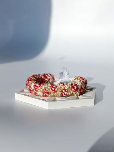 Широкий вязаный браслет из бисера