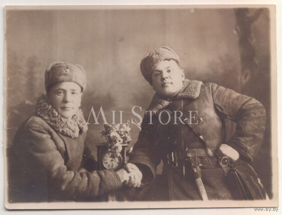 Два товарища, бойцы РККА. Трофейный штык-нож, зимнее снаряжение.