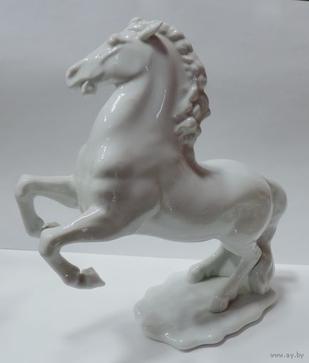 Статуэтка фарфоровая "Лошадь" 70-е годы Европа. Высота 19.5 см.