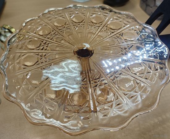 Тортница, украшенная геометрическим декором, цветное стекло.  СССР, 1950-1960 гг.  26 см