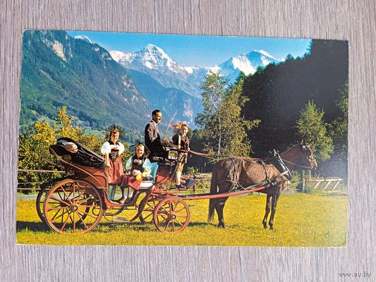 Этнография. Швейцария, Интерлакен. Конная повозка с девушками в традиционной одежде