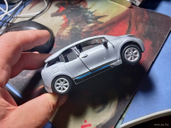 Автомобиль BMW I3 масштаб 1/32