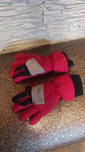 Перчатки непромокаемые на 4-6 лет. Красные, хорошего качества, удобные. Хорошее состояние, носили мало.