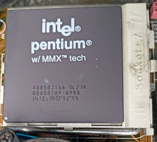 Процессор Intel Pentium MMX 166 MHz SL27H Socket 7 в керамическом корпусе.