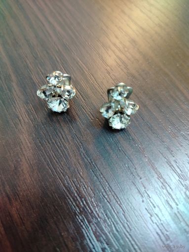 Винтажные чешские клипсы без прокола , из бижутерного сплава с прозрачными кристаллами , в идеальном состоянии .