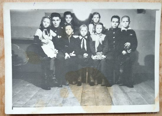 Фото пионеров с военными шефами. Вентспилс. 1954 г. 8х12 см.