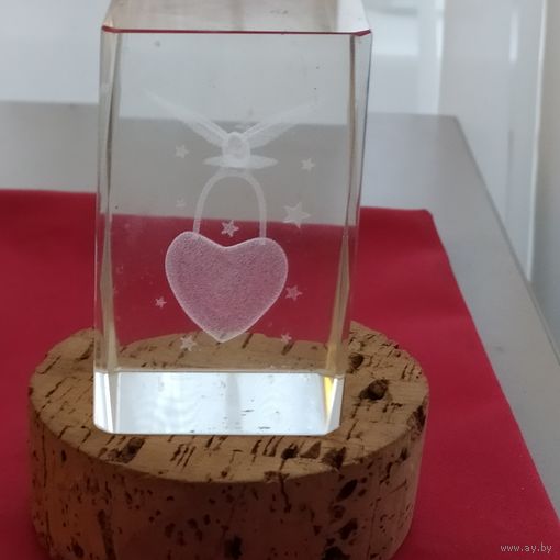 Стеклянный или (хрустальный) сувенир с 3D-гравировкой в виде сердца с крыльями и звезд. Изображение создано с помощью технолог... 3Д