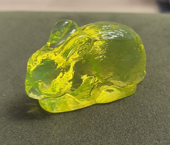 Статуэтка Заяц из уранового стекла . Производство Чехия