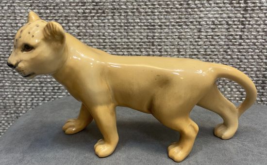 Фарфоровая статуэтка Львенок Beswick Англия 1967 год. 17 х 10 см.