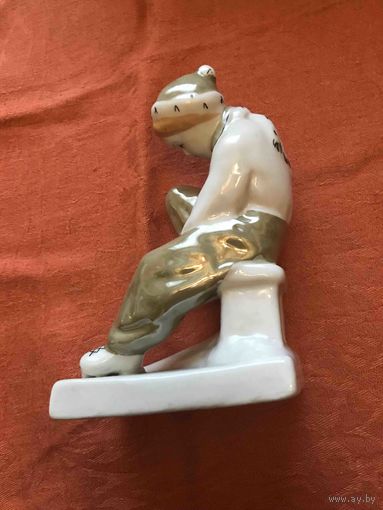 Артель  прогресс  девочка    одевающая  коньки