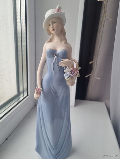 Статуэтка девушка с цветами