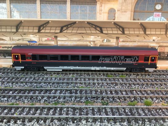 Пассажирский вагон 1-го класса OBB Railjet PIKO. Масштаб НО 1:87.