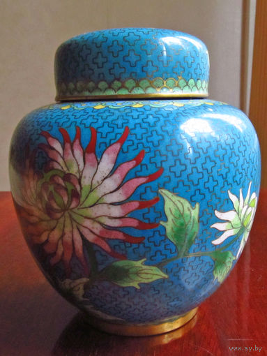 Ваза с крышкой Металл Китай Перегородчатая эмаль Клуазоне Выпуск 1950-1955 Очень хорошее состояние. Никаких трещин, сколов, вмятин, потертостей. Светлые пятнышки на фото – отблеск света из окна