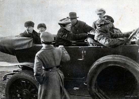 Открытка, почтовая карточка, в.и ленин н.к крупская М.Ульянова в автомобиле     изд Сов. художник     1,20