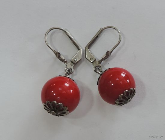 Серьги с красными шариками . Диаметр 1.3 см. Европа.