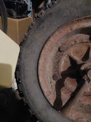 Старое колесо от сельхоз техники, 135-254(500-10) ссср, состояние камеры неизвестно. Протектор лысый.