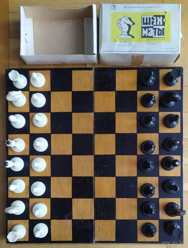 СССР: ШАХМАТЫ (пластмасса) со складной  ДОСКОЙ (дерево)