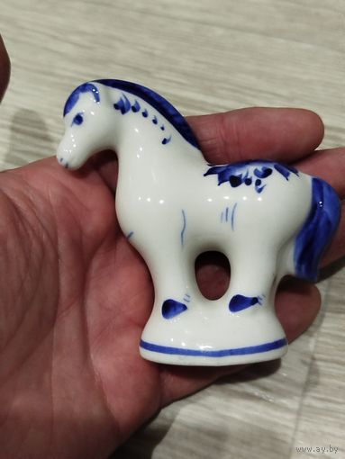 Красивый крупненький фарфоровый коник,гжель,с рубля