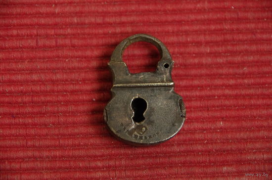 Замок  бронзовый , старенький   ( 2,5 см х 3,5 см )