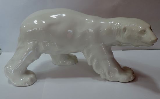 Статуэтка фарфоровая "Белый медведь" ЛФЗ 50-60-е годы. Длина 26 см. Высота 12.5 см. Имеется заводская трещина снизу около ноги. См. фото.