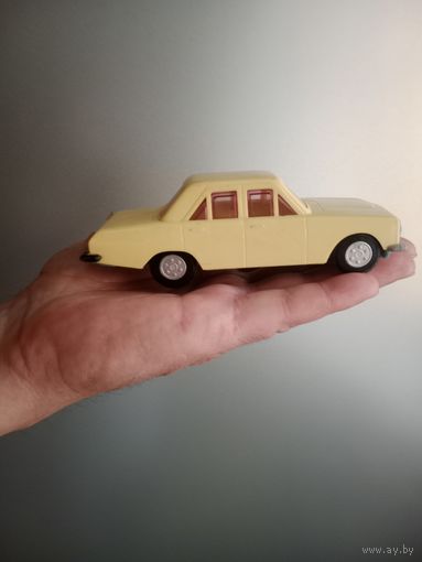 Модель СССР. Автомобиль ГАЗ 24. Волга, длина 15 см., высота 4.5 см. Пластмасс с 1 руб без мц.