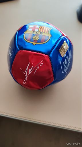 Сувенирный, коллекционный мяч (11см. диаметр) с логотипом FC Barcelona и отпечатком автографа Лионеля Месси и других игроков.  Оригинал.