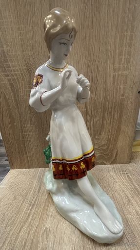 Статуэтка фарфоровая Гадание на ромашке ЗКХ С РУБЛЯ