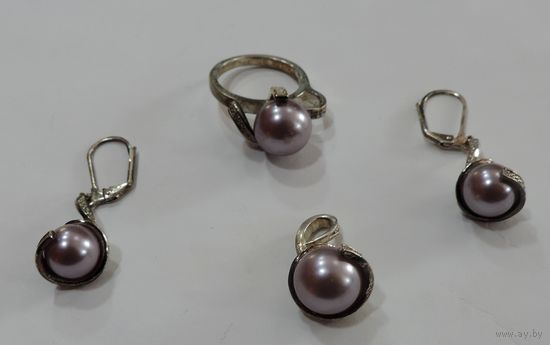 Набор - Кольцо (перстень) размер 1.8 см. Серьги (размер 1.3-3.3 см.), кулон (размер на 2.5 см.) Искусственный жемчуг с перламутровым блеском.