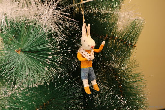 Ёлочная игрушка папье-маше, "Зайчик со сломанной рукой".