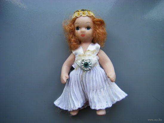 Миниатюрная фарфоровая кукла.