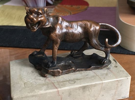 Бронзовый тигр на камне