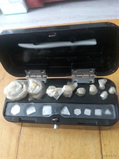 Набор весовых гирек в карболитовой коробке .