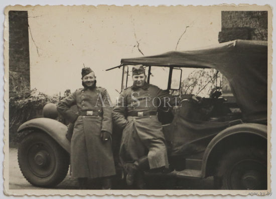 Немецкие солдаты у внедорожного Мерседеса