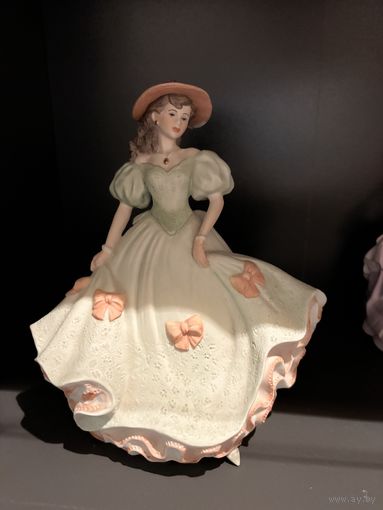 Статуэтка Дама в зеленом  Англия Coalport винтаж