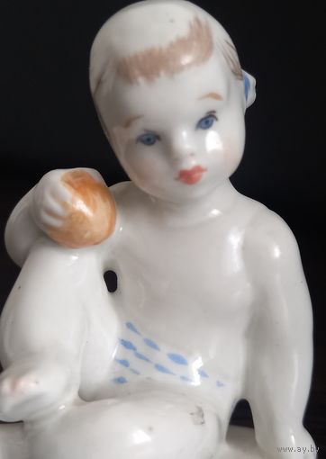 Фарфоровая статуэтка Девочка с апельсином. ЛФЗ. 1950-е г. г Из серии Счастливое детство